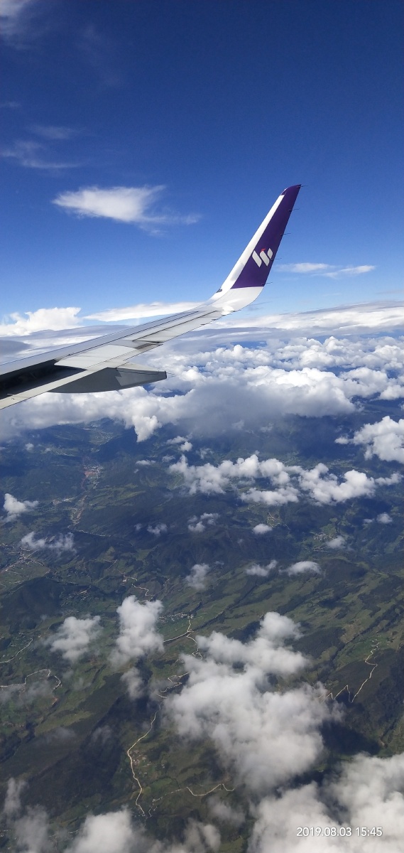 19年去云南的飞机上随手拍的感觉云在脚下