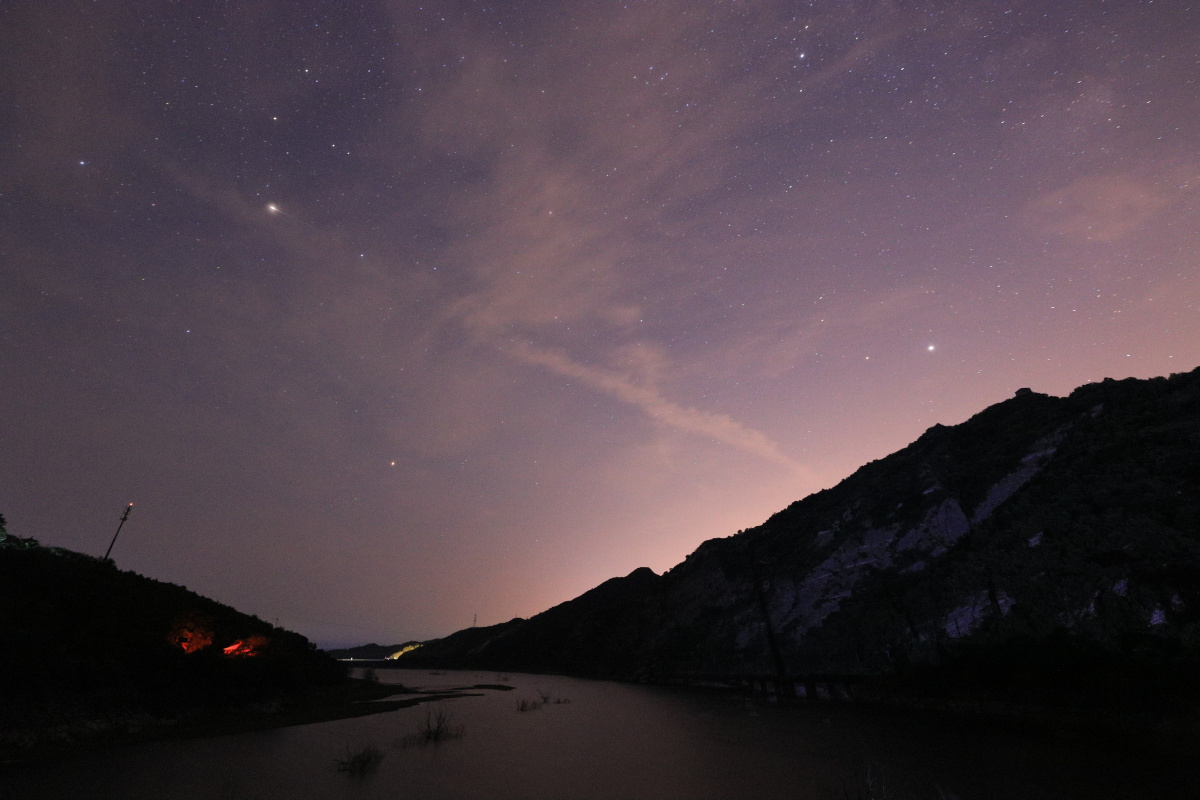繁星满天皓月当空仰望星空是梦开始的地方寻得那份宁静