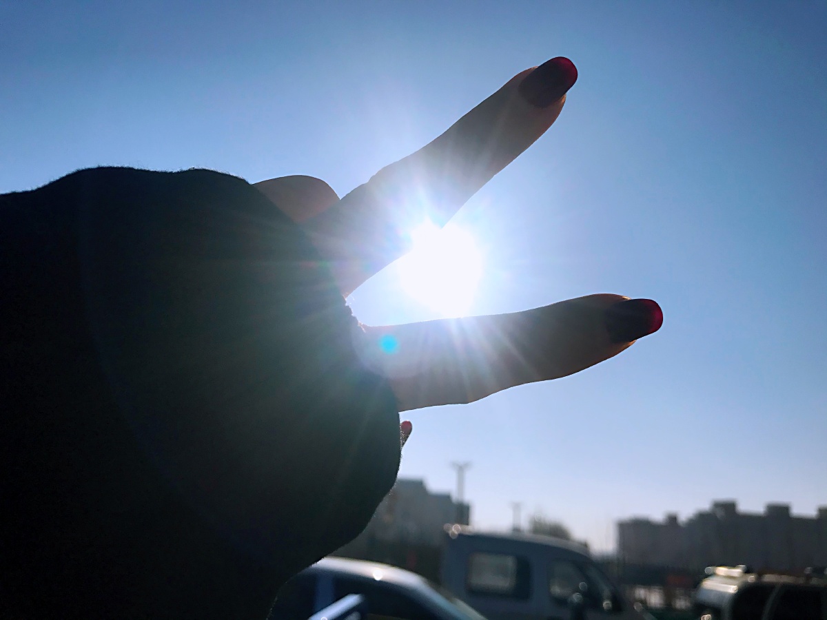 吹过你吹过的晚风那我们到底算不算相拥