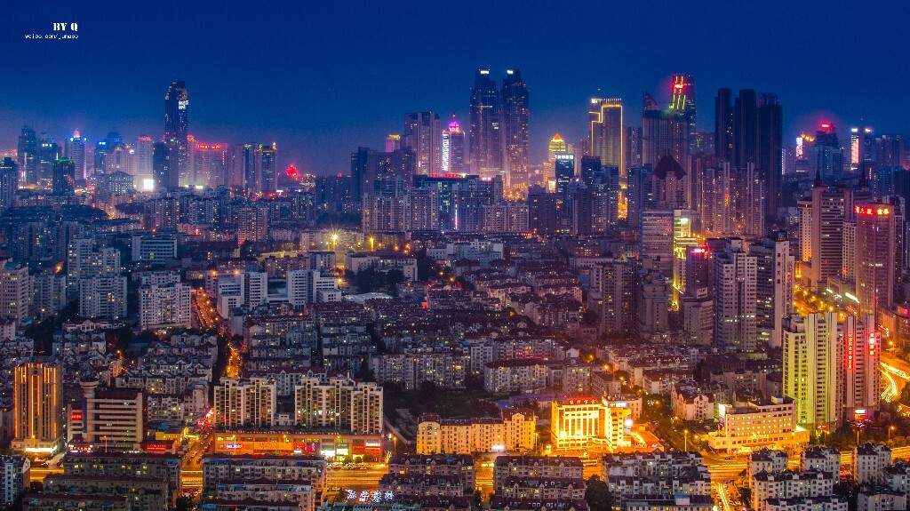 好不容易有机会登上卓越拍夜景，无奈天气并不通透，加上自己水平有限，没有拍出满意的效果，希望以后还有机会。