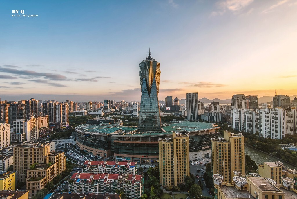 万人撸机位。。<br />
第一次是在韵动中国里看到的，于是就莫名其妙的喜欢上了。<br />
楼顶上不去，在厕所里拍的。<br />
一个大叔一边嘘嘘一边问我。小伙子隔着玻璃能拍清楚？楼顶上不去吗？。。