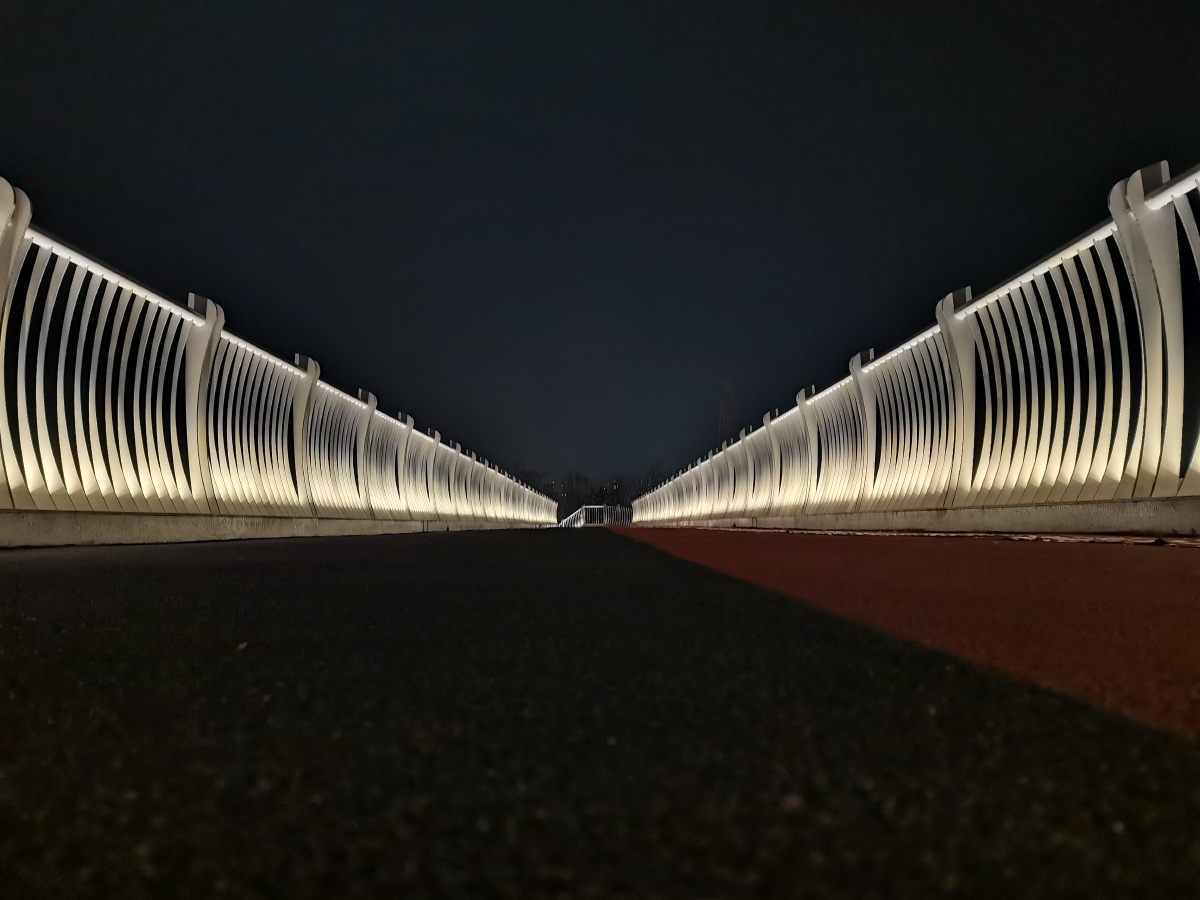 晚上去公园玩一个人也没有在桥上拍了一张0606