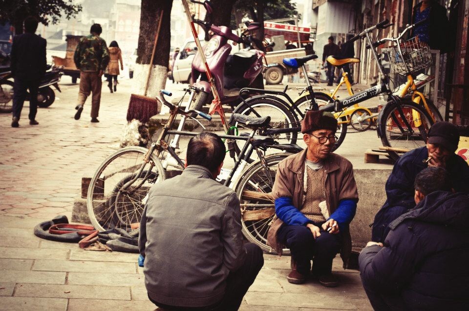 修单车的老伯<br />
这么多年周围都变了他还在那里。