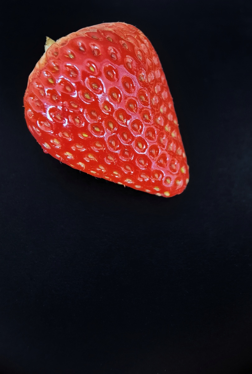 草莓微距背景黑