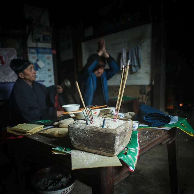 念咒作法求姻缘，求姻缘者不停地磕头