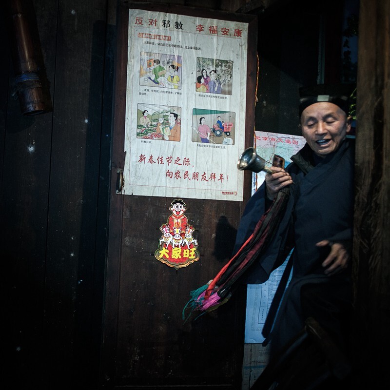 法事成功，房门上的宣传画老先生家里贴了好几张。