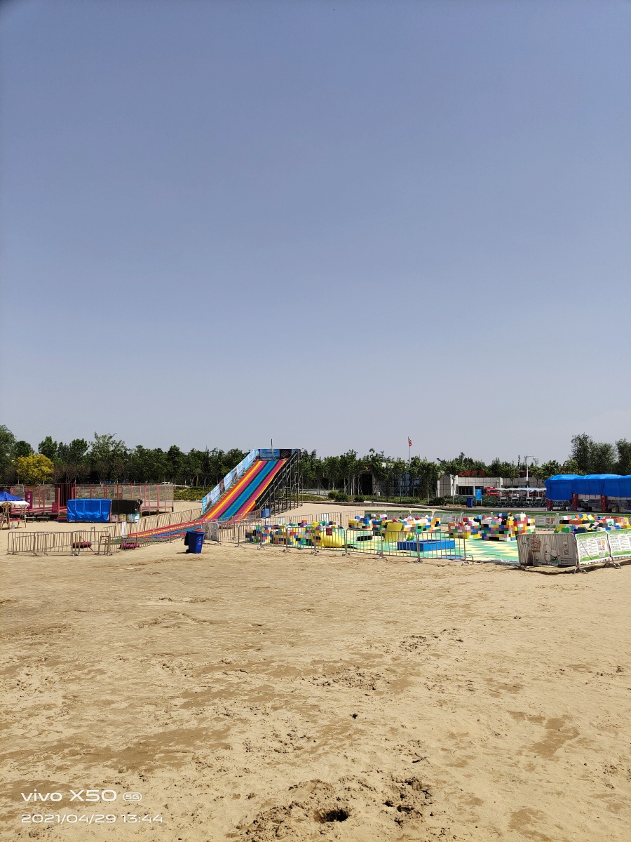 走在游乐园的沙滩上