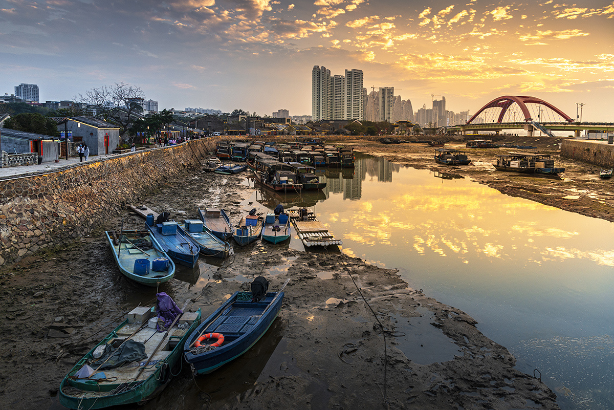 夕阳下的老渔港
