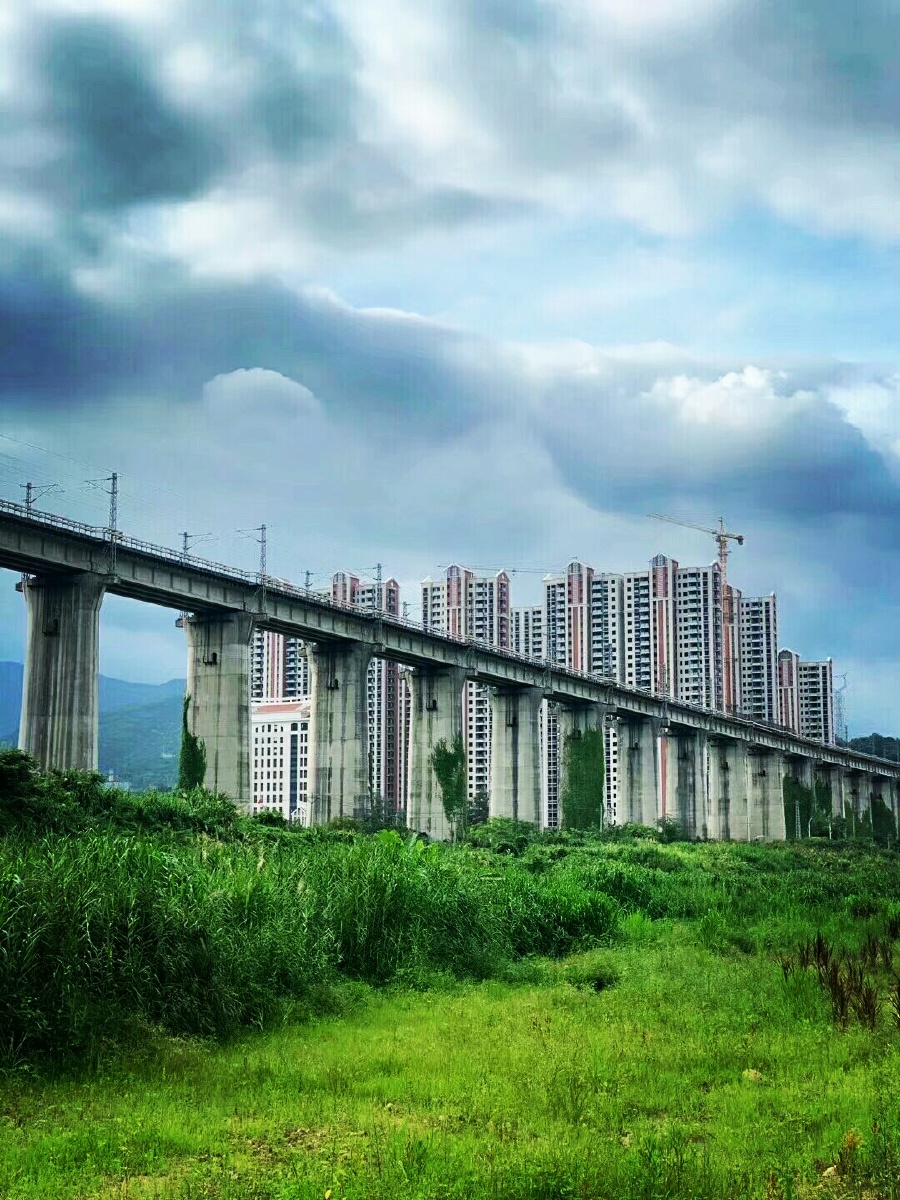 这座横跨市区的铁路桥就是这么威武摄于福建龙岩市区