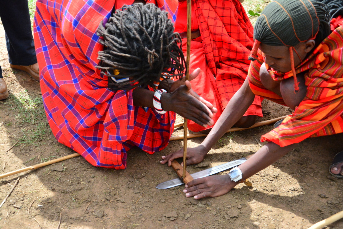 非洲肯尼亚土著马赛人钻木取火