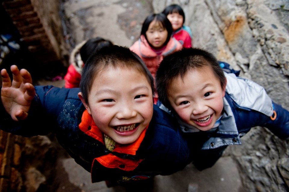 遇到一群小朋友,特别高兴地围着我,让我拍他们的笑脸,顿时被他们的