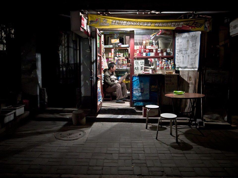 小店，晚饭后<br />
