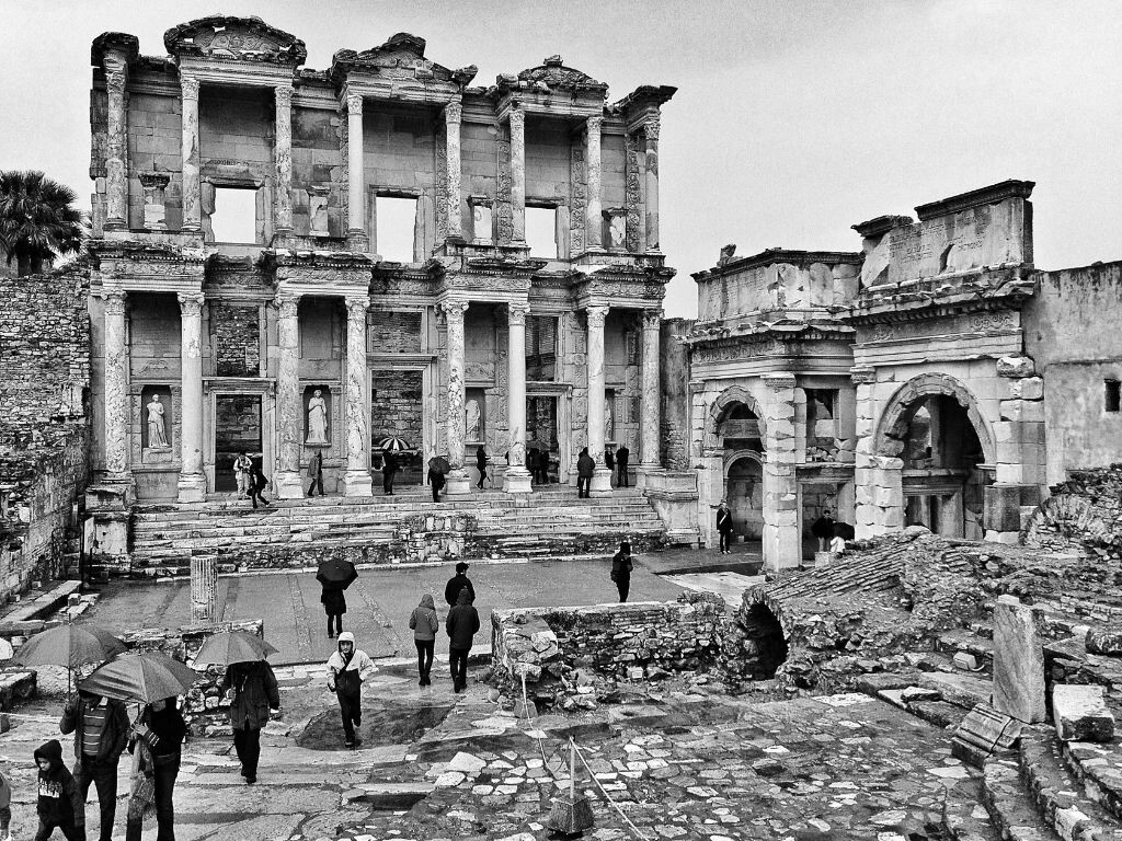 怪石嶙峋<br />
Turkey Pamukkale Ephesus Library 土耳其帕目卡里（棉花堡）埃弗索斯古城的圖書館遺址。iPhone 4s + Snapseed。
