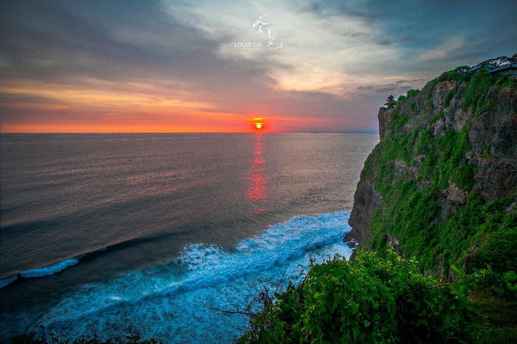 日落Uluwatu<br />
依然是Uluwatu的日落，據說是世界上日落最美的幾個地方之一。在那裡我想起你，YDR。