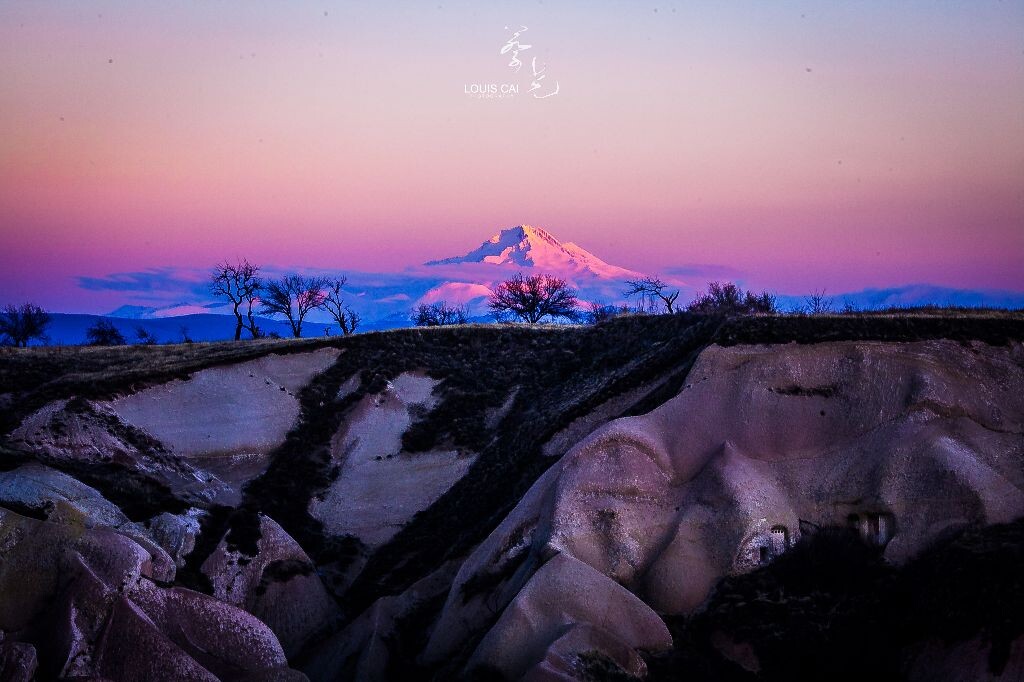 夕陽下鴿子谷的遠山<br />
看到它散發出的粉紅，我激動。