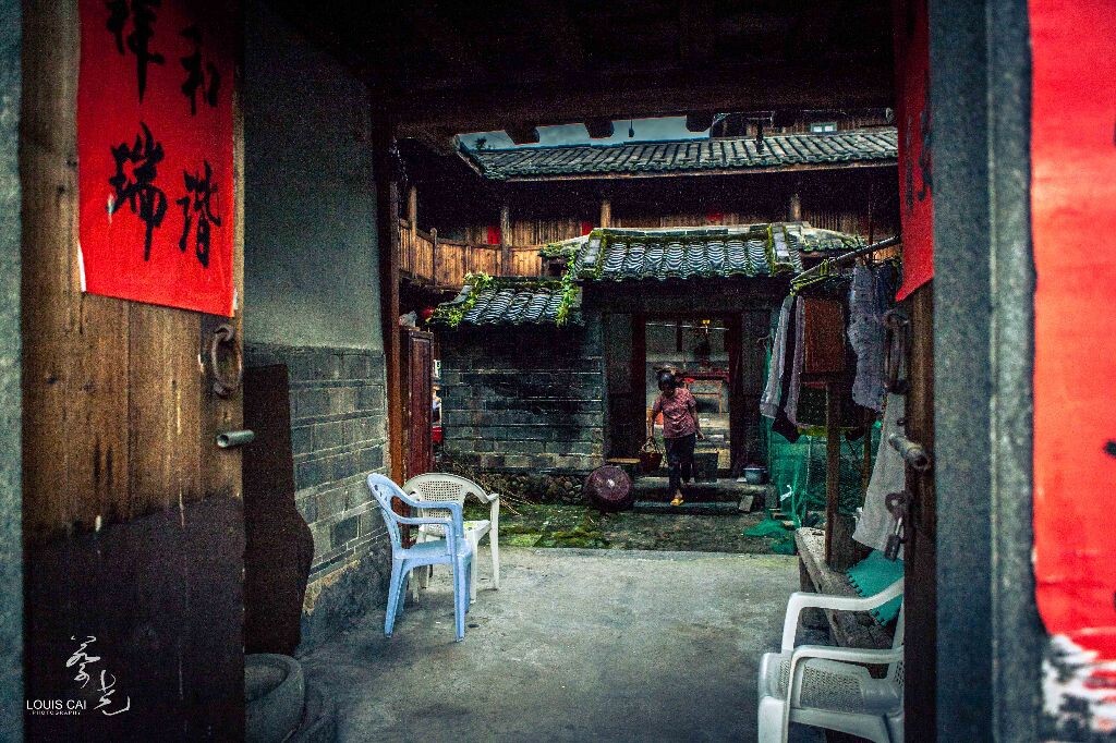 村里的奶奶<br />
福建漳州南靖塔下村