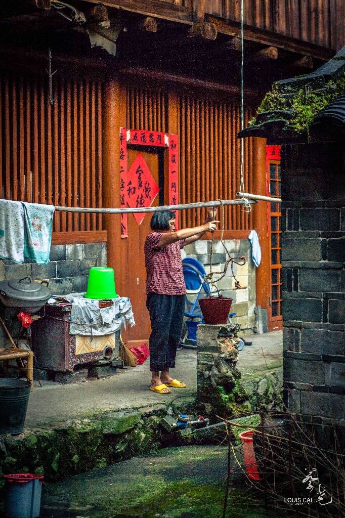 老媽媽，老阿姆亞<br />
媽媽跟我說，他們上山下鄉當知青時，農村的語文課是這麼上的。老師在台上念一遍'老媽媽，老阿姆亞'，學生在下面跟著念一遍，以普及普通話。
