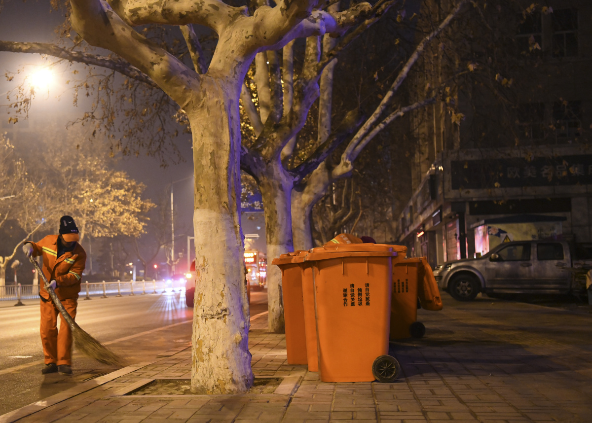 冬日凌晨的环卫工人