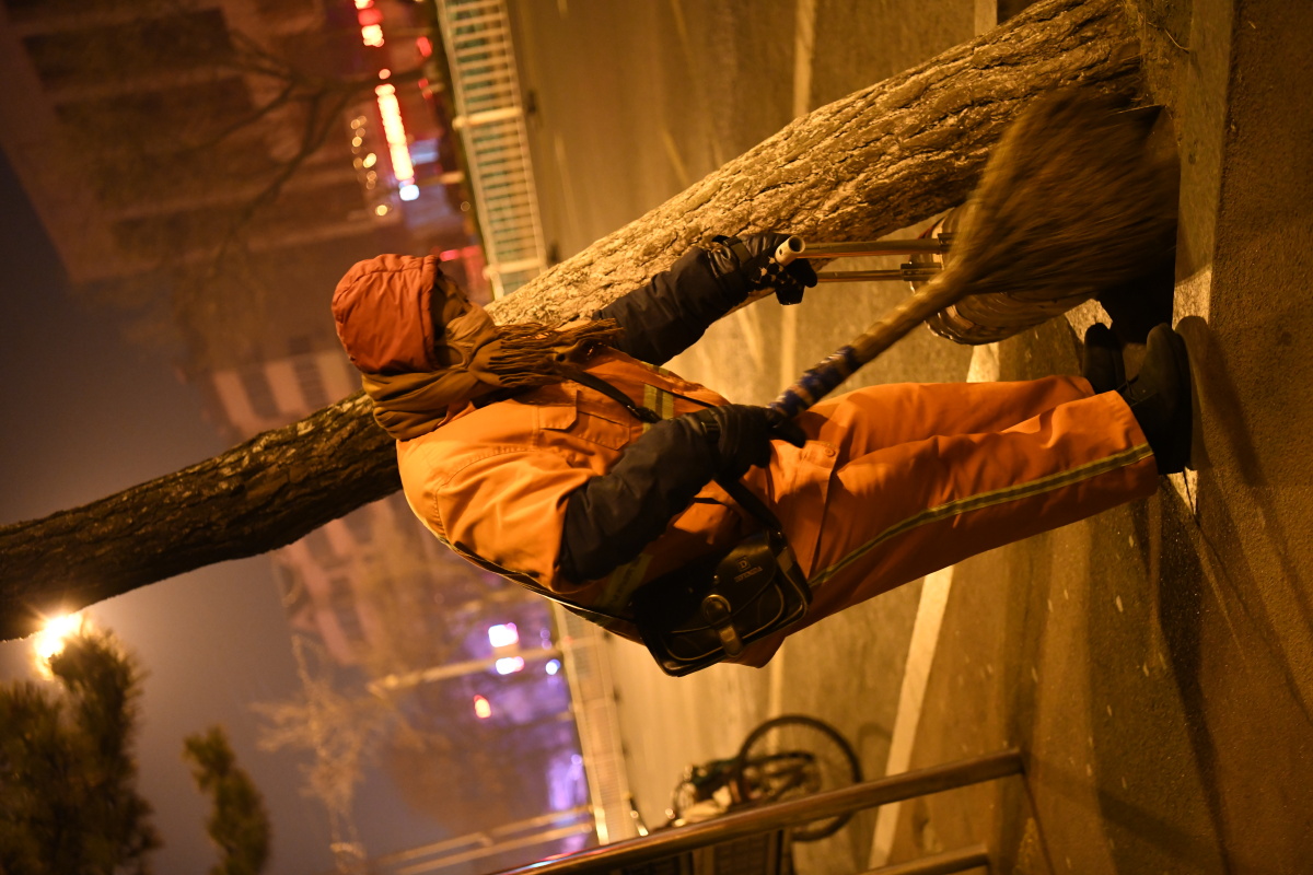 冬日凌晨的环卫工人