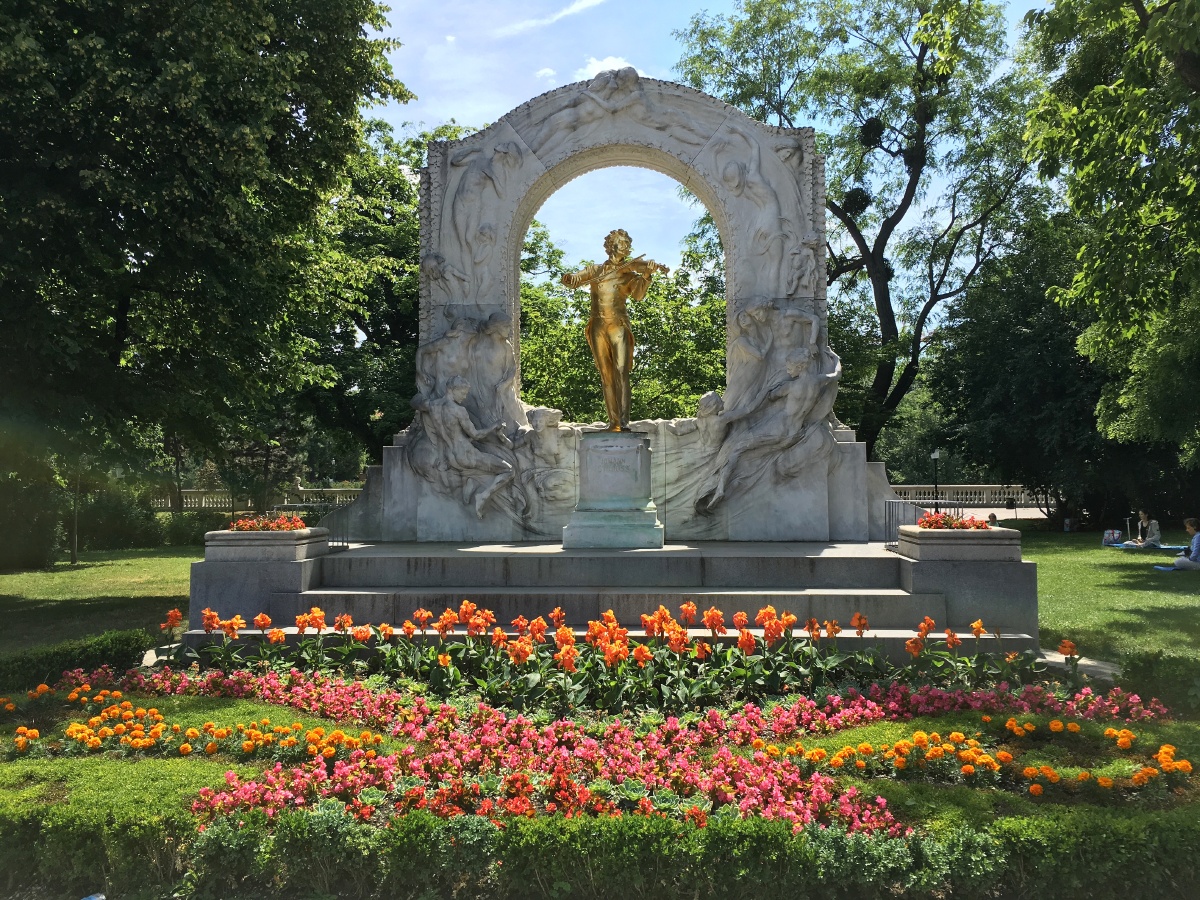 维也纳施特劳斯小金人雕像 - sakula1127 - 图虫