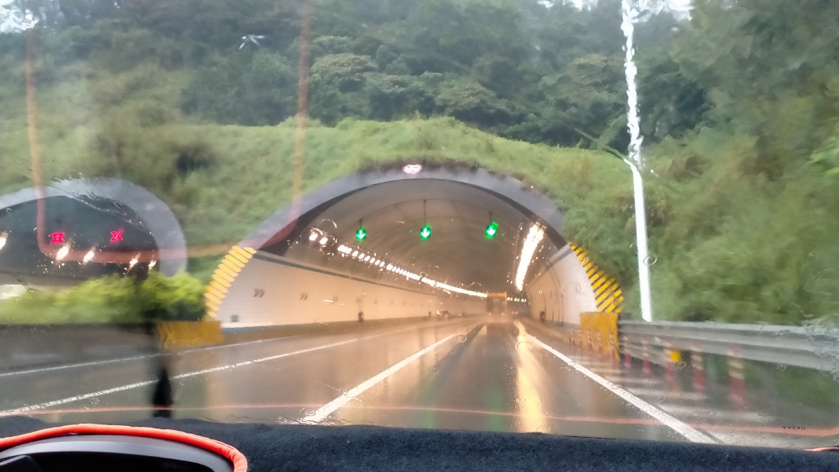 隧道口高速路护栏电缆架治路山峰右转1717示牌右向指示牌电线架