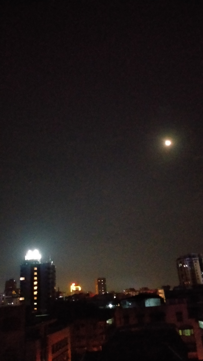 《月夜》——城市的夜空,灯光与月光相辉映,朦胧中别有一番韵味