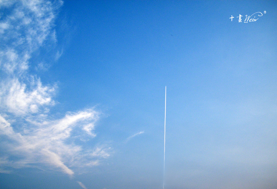 划过蓝天的飞机4蓝天在天空里飞行的小风筝被放飞的风筝被乌云笼罩的