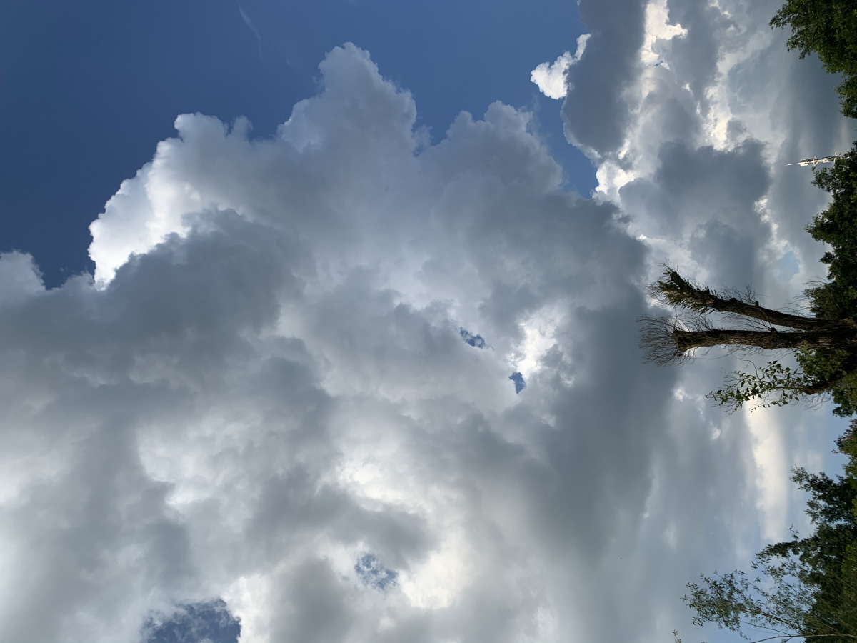 超级厚的云像棉花絮一样