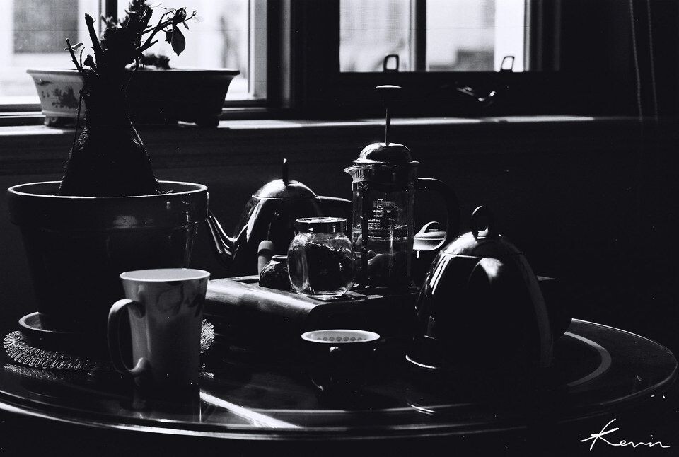 杯具与壶<br />
斜射进来的阳光把桌子上随意摆放的茶具照的很漂亮。很写实的那么一拍。