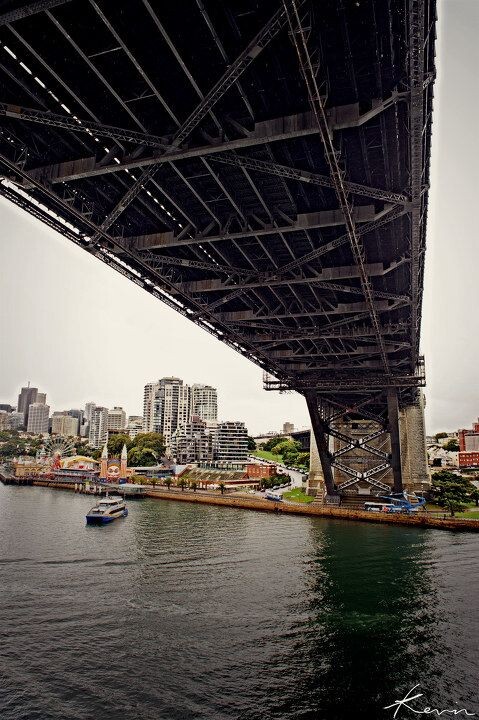 穿越悉尼大桥<br />
海洋公主号从悉尼港出发，游走于新西兰南北岛，历时将有13。出发当天悉尼阴天，能 见度也不高，只好调成重口味了。下一站将是新西兰的bay of islands