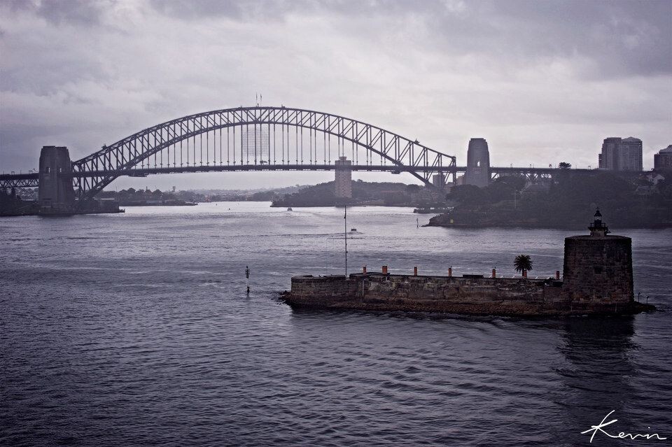 阴天的悉尼大桥<br />
海洋公主号从悉尼港出发，游走于新西兰南北岛，历时将有13。出发当天悉尼阴天，能 见度也不高，只好调成重口味了。下一站将是新西兰的bay of islands