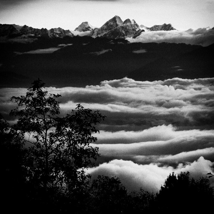 日出-尼泊尔<br />
听同行的人说那是珠峰，但我不确定。