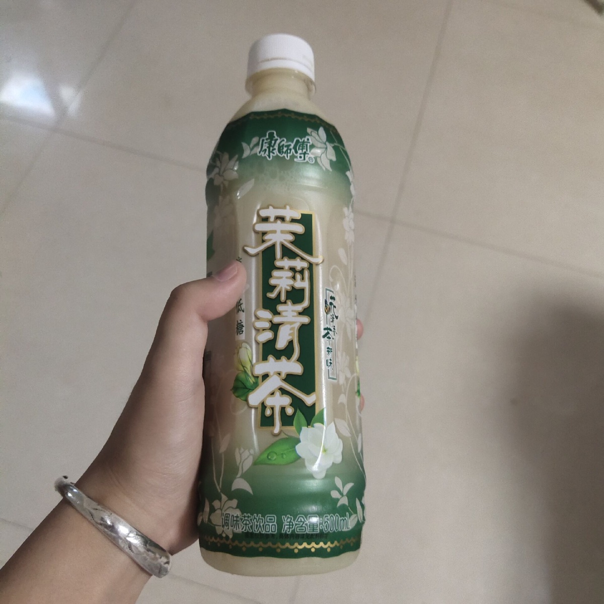 味道不错噢把茉莉清茶喝到茉和莉中间然后再倒入两瓶养乐多