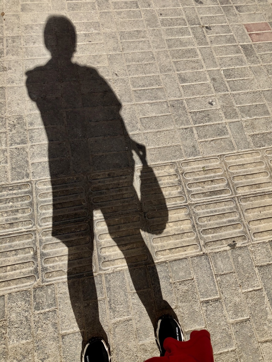 早上8点一刻钟出门买早点被干燥火热的大太阳折服影子的边缘也如刀刻