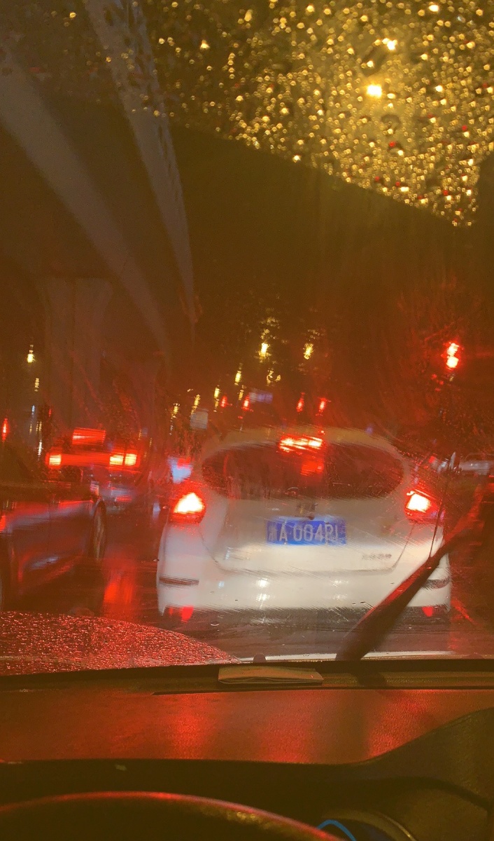 加班回家路上车穿外下着小雨听着广播突然感觉生活有了诗意