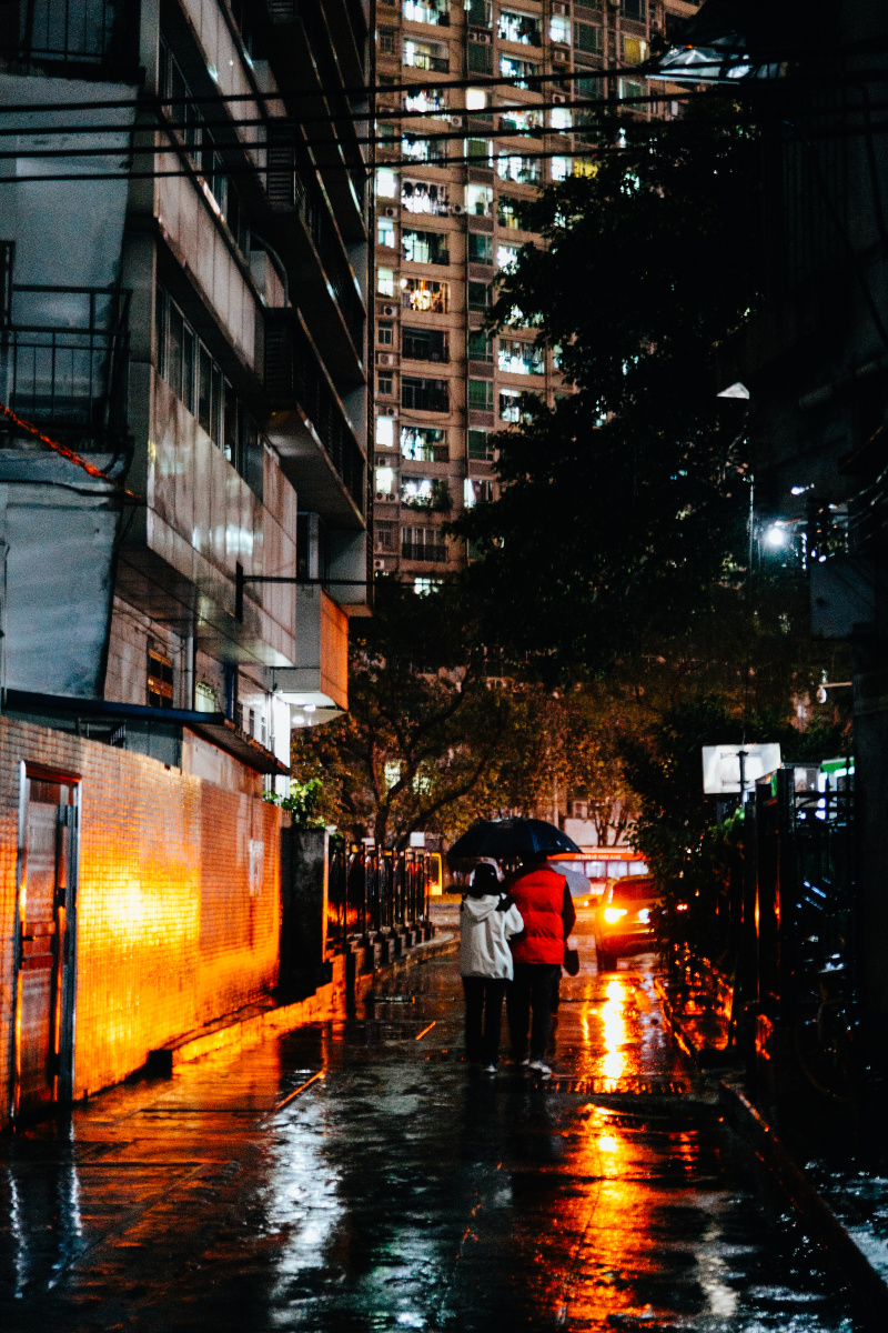下雨天夜的街