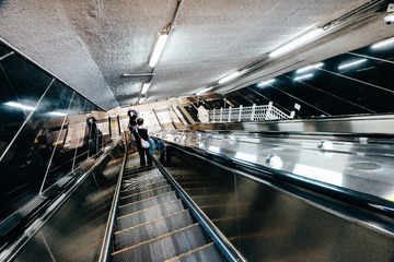 975557