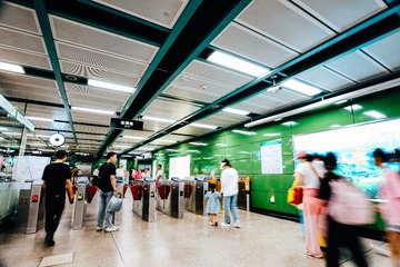 975572