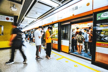 425833