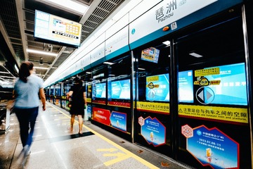 975563