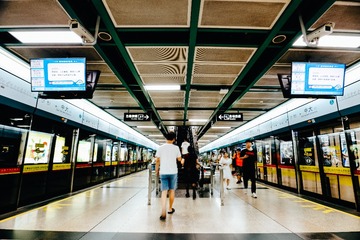 975566