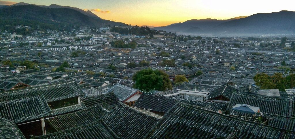 丽江古镇日出<br />
MI3+Snapseed