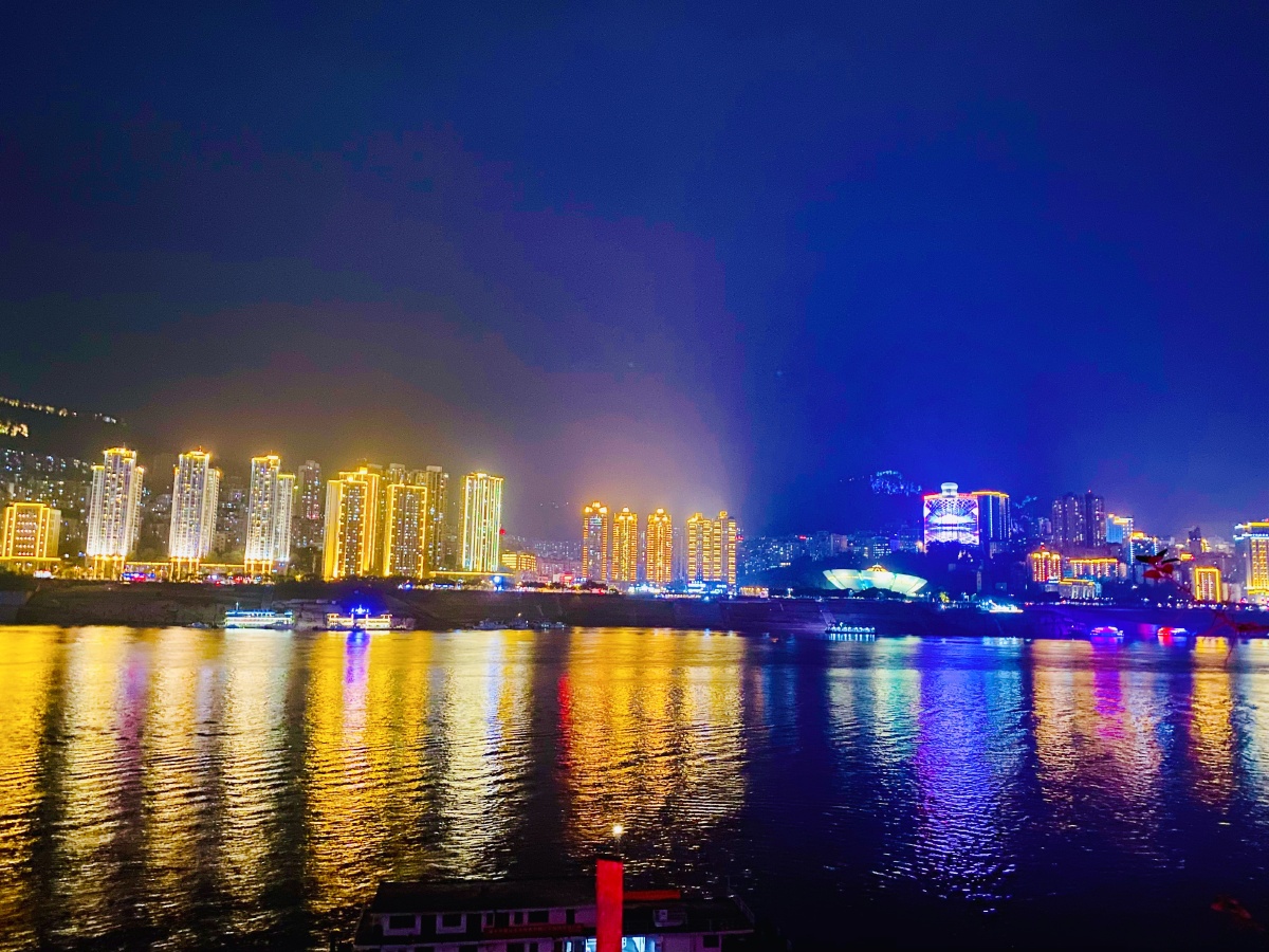 夏天江边的夜景