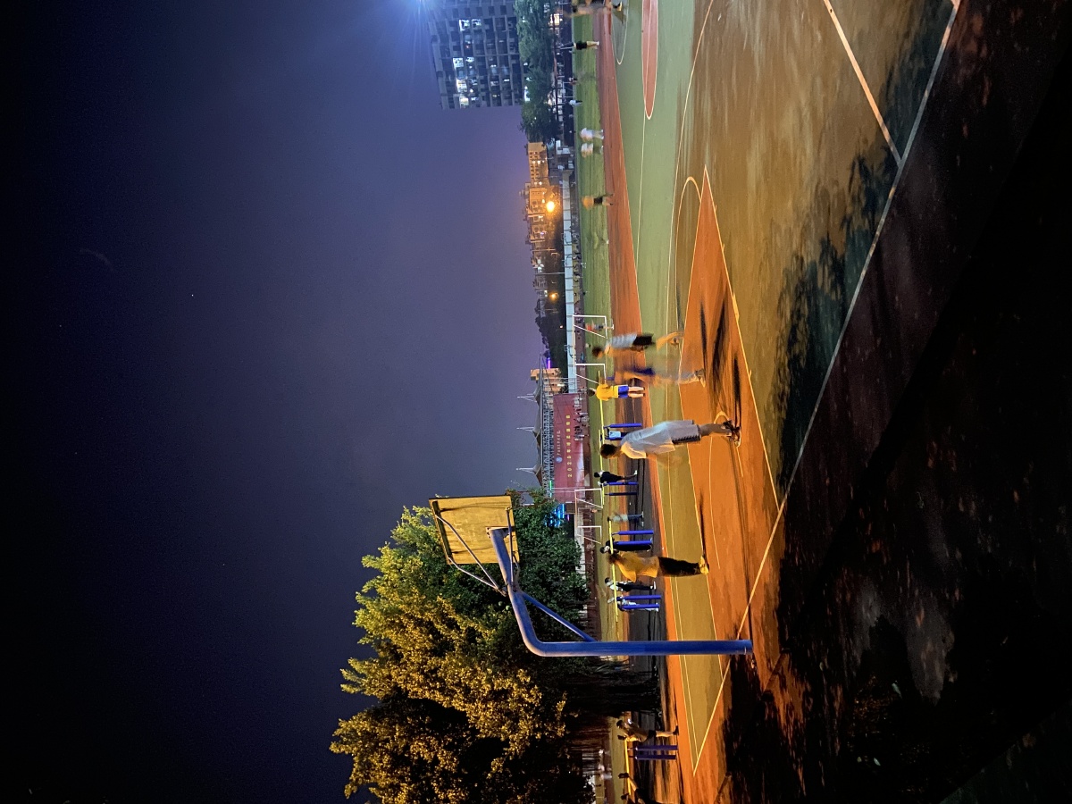 夏天的傍晚坐在操场上吹着晚风享受着青春