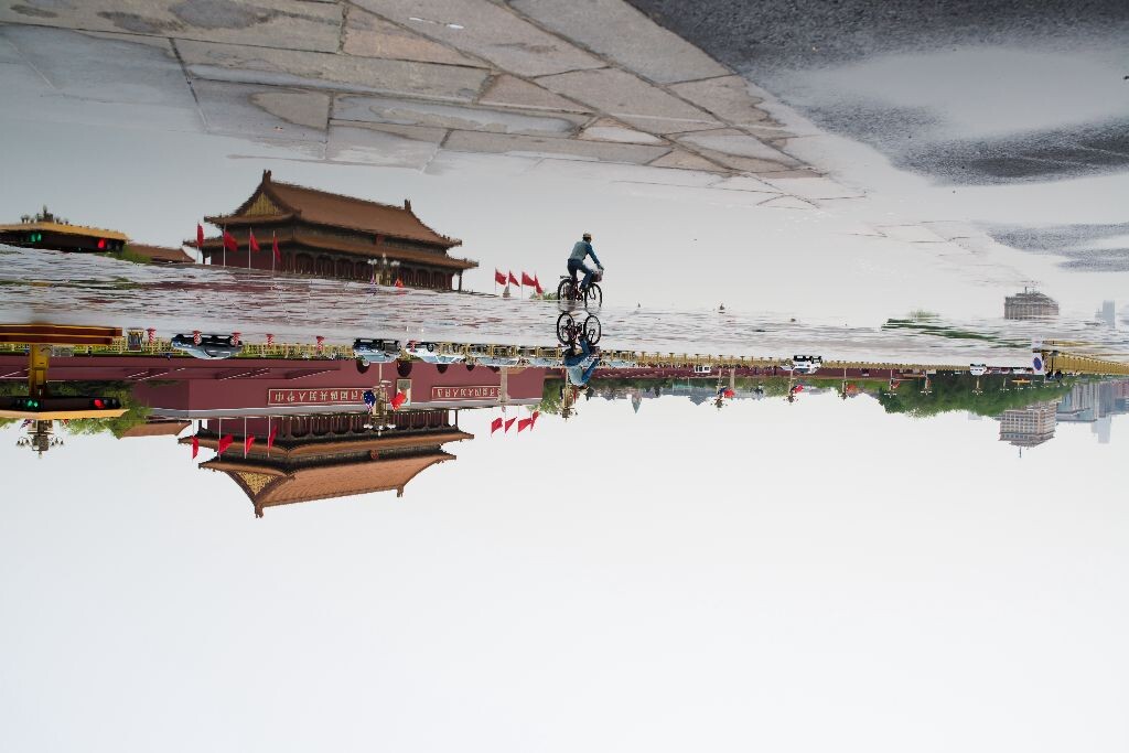 北京很难得下一场大到能够有路面积水的春雨。雨后的清晨路经天安门，发现对面路面有大片积水，想起一位朋友的天安门之镜，也模仿去拍摄了此图，向他人学习总是快乐的，谢谢你们。