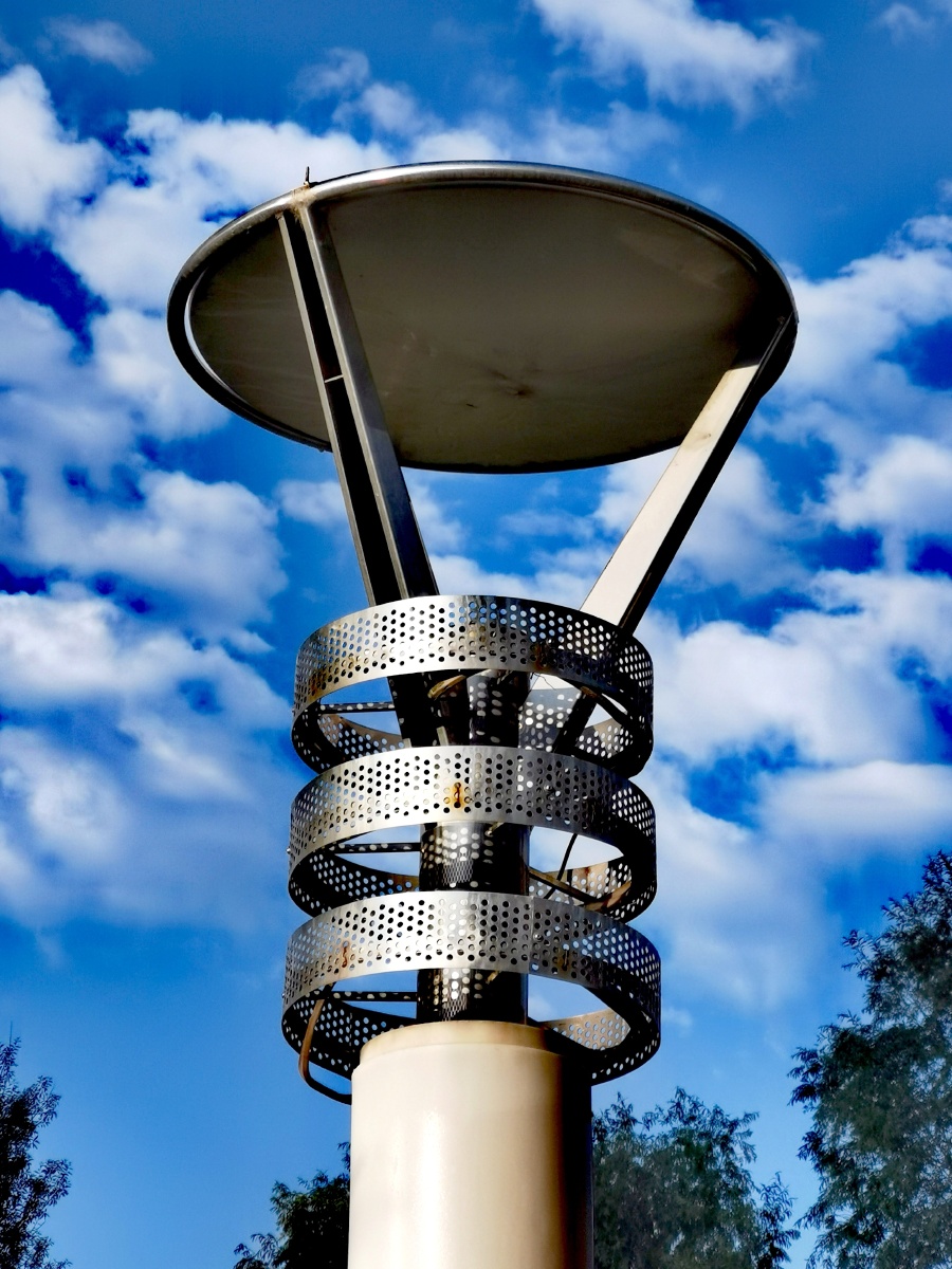 青海大学校园里的路灯