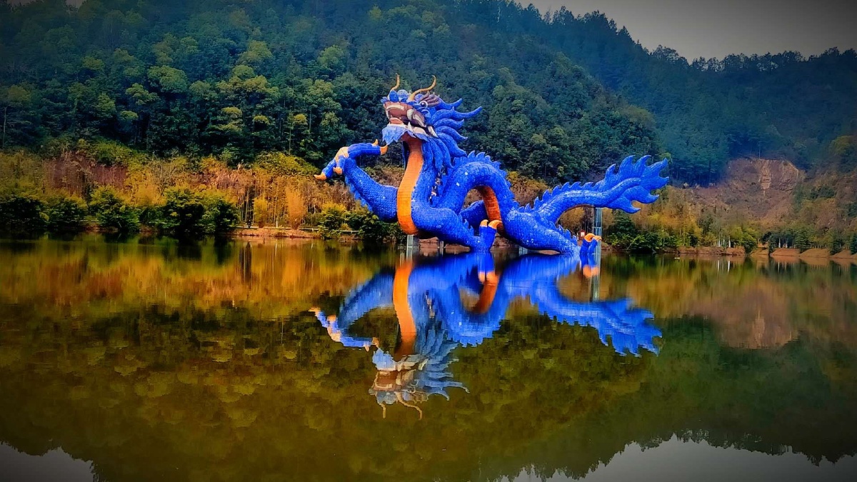 这是在景德镇市一个公园游玩的时候拍的一条用瓷器做成的龙它张牙舞爪