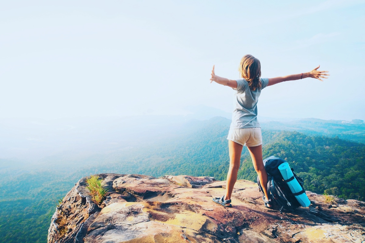 登上山顶拥抱大自然