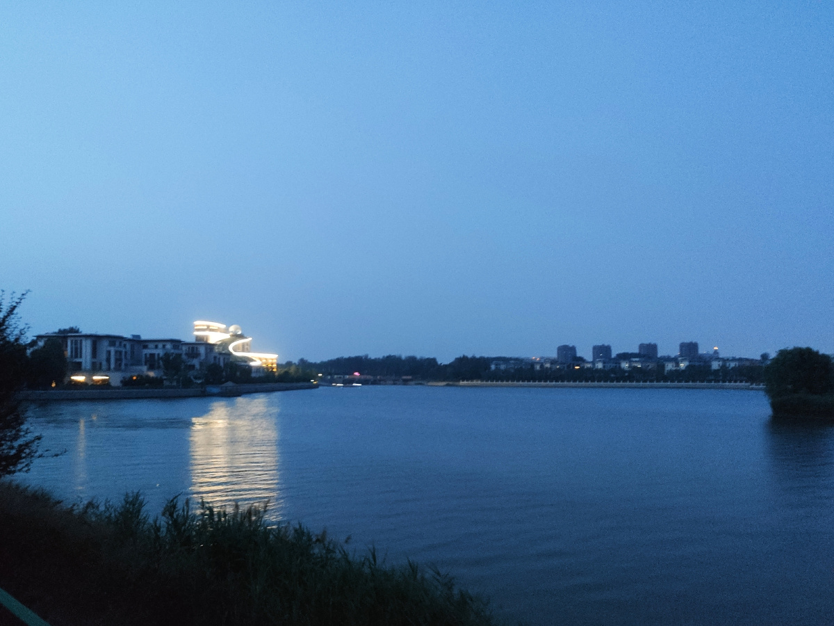 青龙湖畔湖面夜景