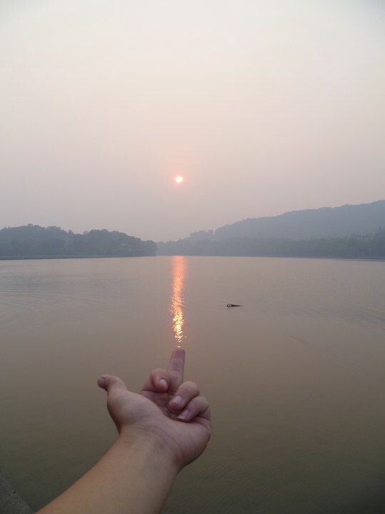 指着太阳说日<br />
西湖晚照